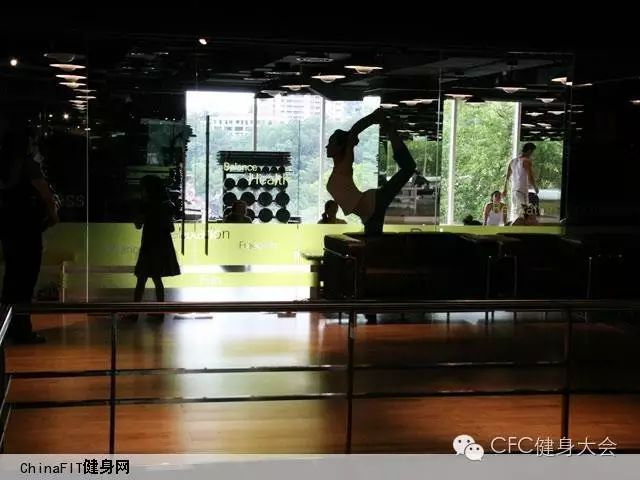 健身房吧台展示柜效果图_健身房前台有发展吗_健身房发展视频