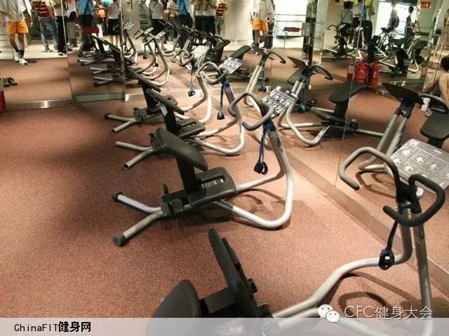 健身房前台有发展吗_健身房吧台展示柜效果图_健身房发展视频