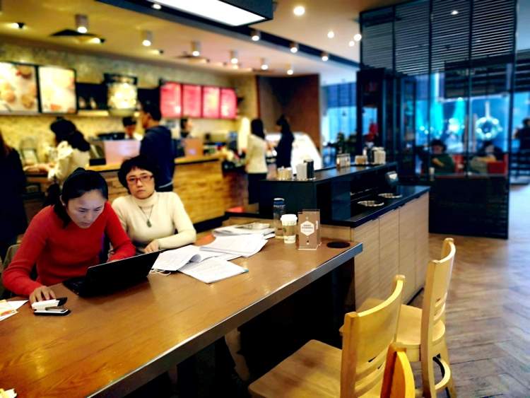 星巴克部分饮品11月6日起小幅提价，自带杯疑问再引关注