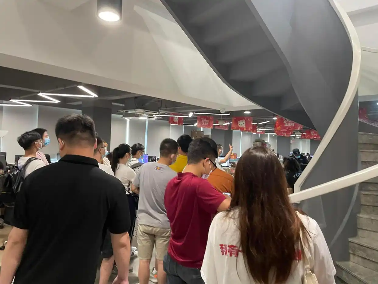 贝贝集团欠款过亿供应商拉横幅讨债，创始人张良伦去向成谜？
