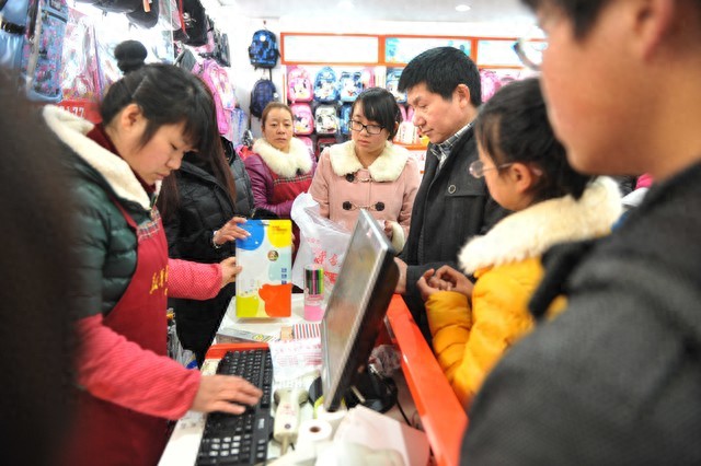 赚钱门路大盘点！摆地摊、做自媒体、开网店等你选