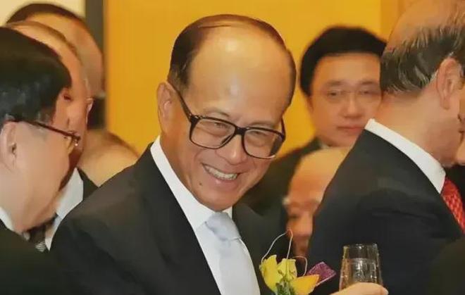97岁李嘉诚为何急于清空中国资产？背后原因令人深思
