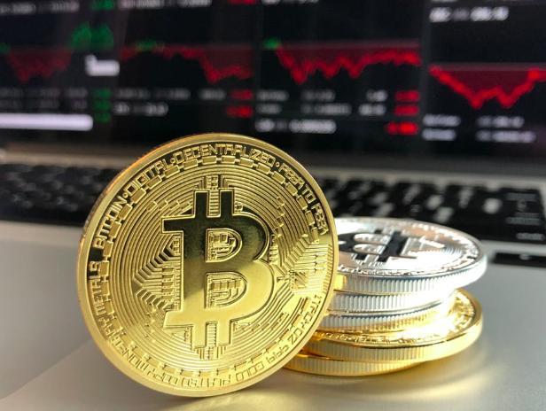 社交网络金融广告暗藏虚假宣传与诈骗风险，微粒贷开通要小心