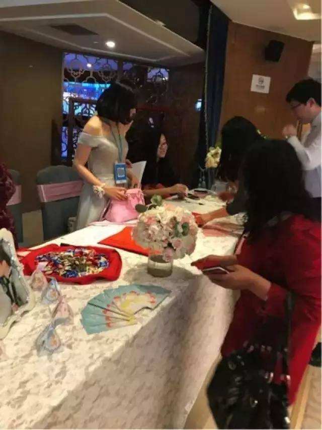 北京份子钱出多少合适_中国式婚礼份子钱负担_婚礼用二维码收礼金争议