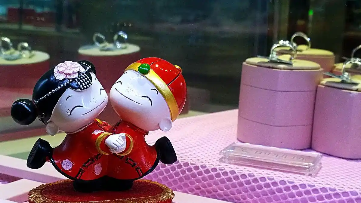 吸引顾客进店的秘诀：打造独特店铺外观，色彩心理学如何助力？