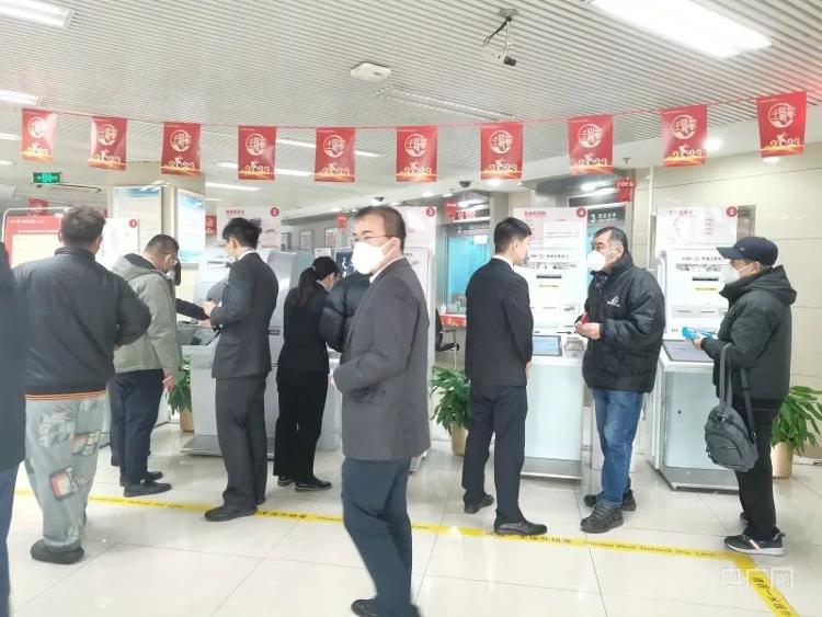 银行窗口减少_提前下班银行事件_建设银行自助办卡机器