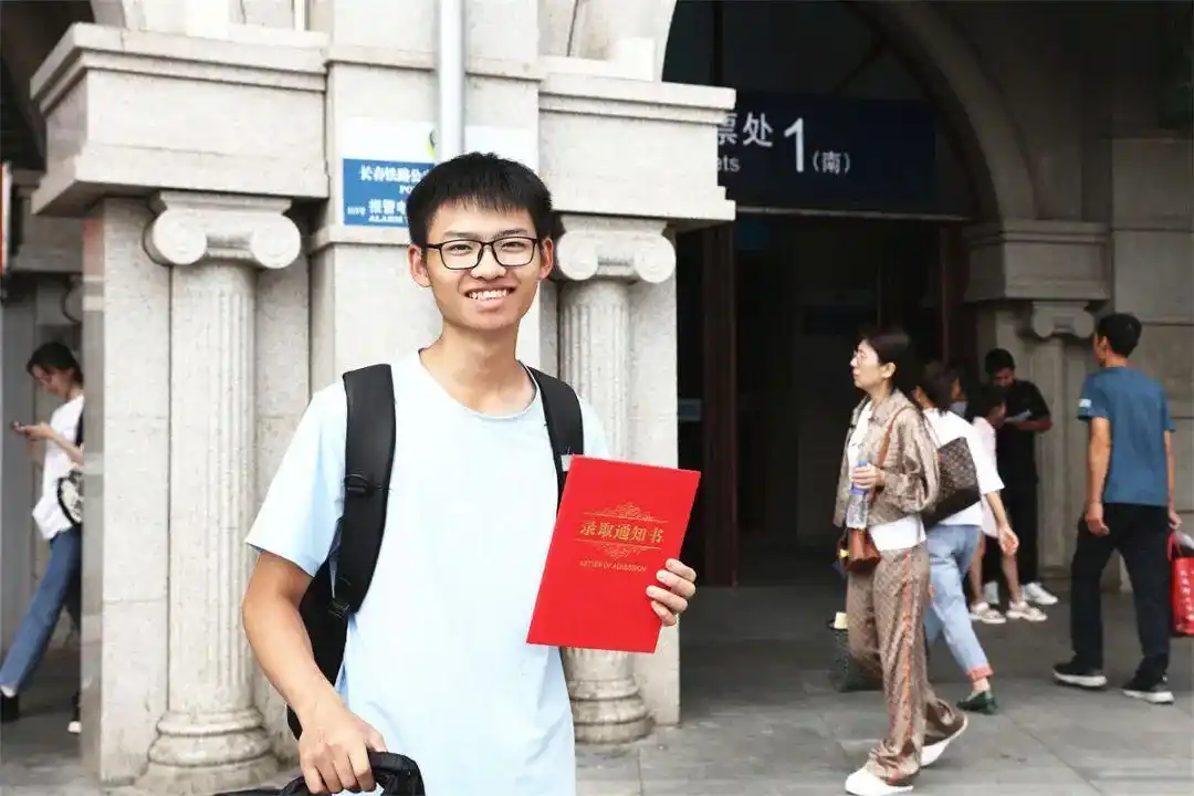 大学录取通知书买火车票，优惠区间内能打折吗？