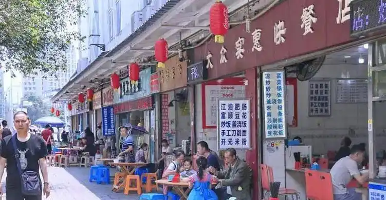 商家抱怨钱难赚，原因是行业竞争激烈和房租房价上涨快